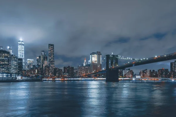 Brooklyn Köprüsü Gece Su Yansıması ile New York 'ta