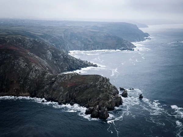 Gün doğumunda Nez de Jobourg üzerindeki manzara Kanal 'ın kenarındaki kayalıklardan
