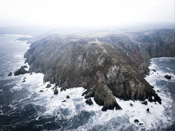 Gün doğumunda Nez de Jobourg üzerindeki manzara Kanal 'ın kenarındaki kayalıklardan