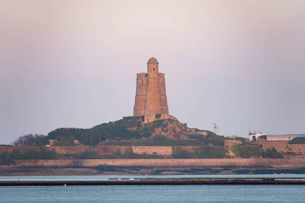 Gün batımından sonra Saint Vaast de la Hougue Kalesi