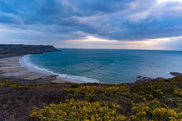 Günün sonunda Fransa 'da Ecalgrain Körfezi.