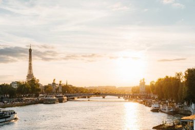 İskender, Paris 'teki Seine nehri üzerindeki üçüncü köprü.