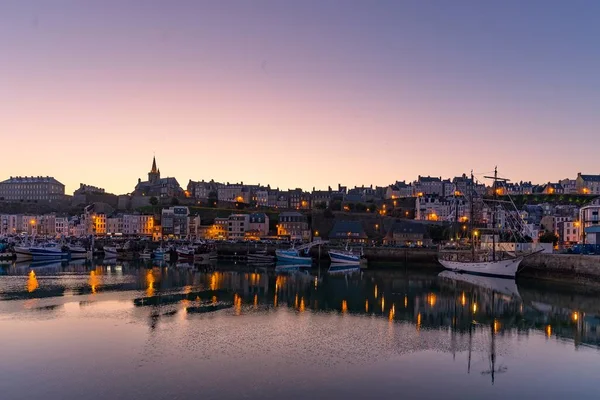 The harbor roadstead of the city of Granville in Europe, France, Normandy, Manche, in spring, at night — Stock Photo, Image