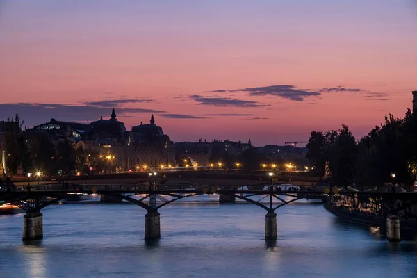 パリのセーヌ川から有名な橋、ポン・ド・ザール、ポン・デュ・カルーセルまで、歴史的なオルセー美術館があります。. — ストック写真