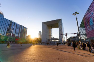 Paris, Fransa. 21 Mart 2022: Paris 'teki La Defense İş ve Alışveriş Bölgesi,