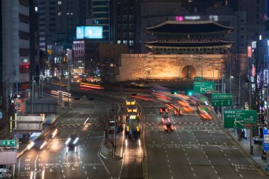 Güney Kore 'de Seul şehir merkezinde trafik var.