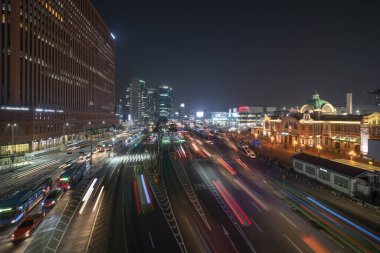 Güney Kore 'de Seul şehir merkezinde trafik var.