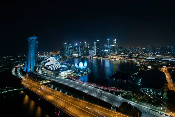 Singapour 22 mai 2022 - Paysage urbain du quartier financier des affaires de Singapour la nuit — Photo