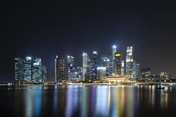 Singapour 22 mai 2022 - Paysage urbain du quartier financier des affaires de Singapour la nuit — Photo