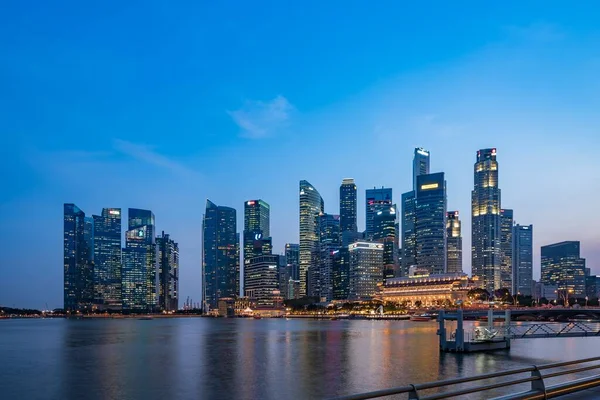 Singapour 22 mai 2022 - Paysage urbain du quartier financier des affaires de Singapour la nuit — Photo