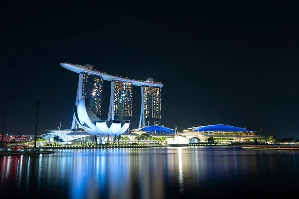Singapour 22 mai 2022 - Paysage urbain du quartier financier des affaires de Singapour la nuit — Photo