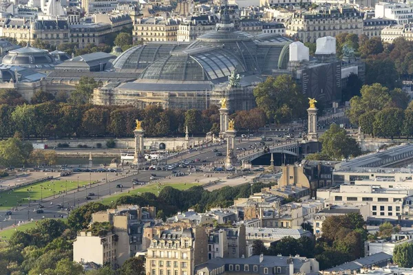 Paris, the Alexandre III bridge on the Seine, with the Grand Palais на тлі — стокове фото