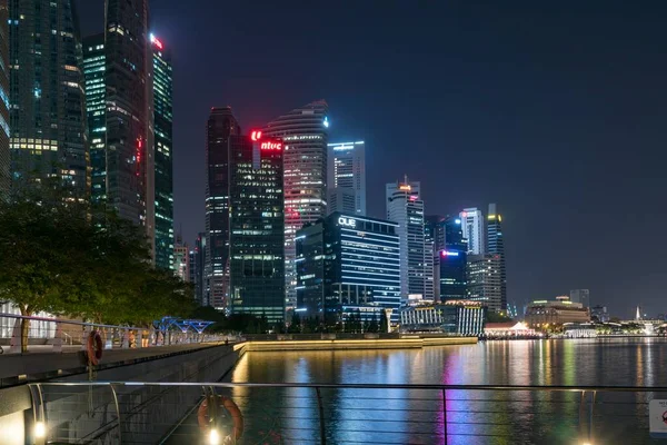 Singapour 22 mai 2022 - Paysage urbain du quartier financier des affaires de Singapour la nuit — Photo