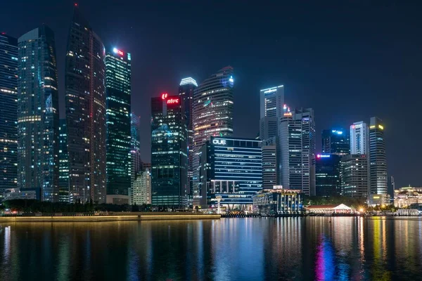Singapour 22 mai 2022 - Paysage urbain du quartier financier des affaires de Singapour la nuit — Photo