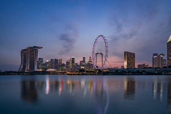 Singapur 22 Mayıs 2022 - Singapur Finansal İş Bölgesi Cityscape Gece