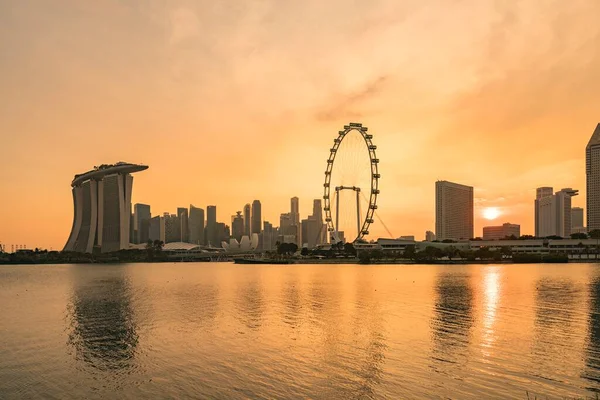 Paysage urbain du quartier financier de Singapour pendant le coucher du soleil — Photo