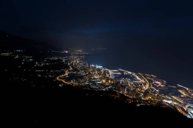 Monte Carlo Monaco, gece gökyüzü manzaralı şehir.