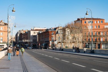 TOULOUSE, FRANCE: 01 Nisan 2022: Toulouse şehrinde insanlar sokakta yürüyor