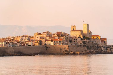 Fransa'da Fransız rivierası üzerinde eski kıyı köyü ve Antibes sur manzara görünümü 