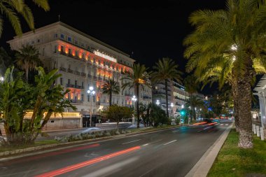 Geceleyin şık bir oteldeydiniz, değil mi? Fotoğraf güzel Fransa 'daki gezinti güvertesinde çekildi.