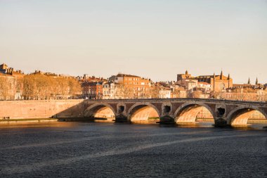 Güneşli bir yaz gününde Toulouse 'daki Pont Neuf.