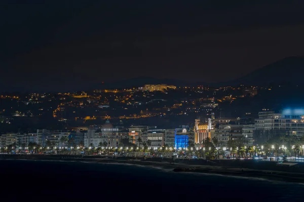 Nice, França - A cidade de Nice e sua icônica Promenade des Anglais à noite — Fotografia de Stock