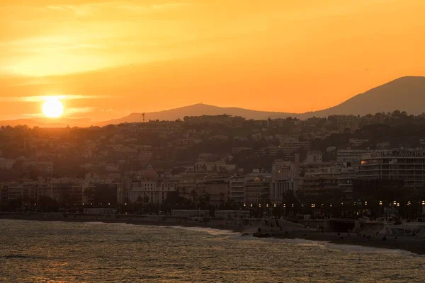 Nice, França - A cidade de Nice e sua icônica Promenade des Anglais ao pôr-do-sol — Fotografia de Stock