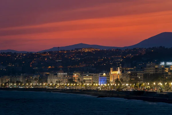 Nice, França - A cidade de Nice e sua icônica Promenade des Anglais durante o Crepúsculo — Fotografia de Stock