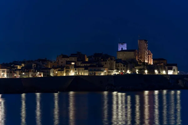 Vista do porto marítimo em Cannes, França e sua cidade velha à noite — Fotografia de Stock