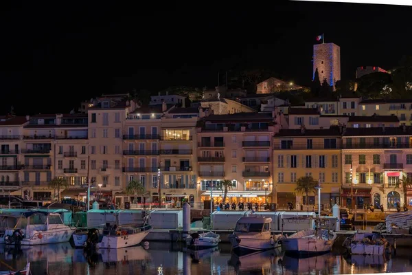 Vista do porto marítimo em Cannes, França à noite — Fotografia de Stock