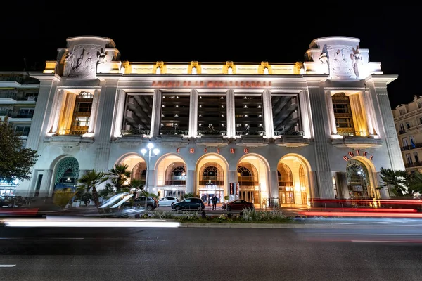 Nicea, Francja - 4 kwietnia 2022: Kasyno Palais de la Mediterranee w nocy na południu Francji, hotel Hyatt Regency Nicea Francja — Zdjęcie stockowe