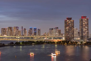 Geceleri Tokyo 'daki Gökkuşağı Köprüsü Mahallesi