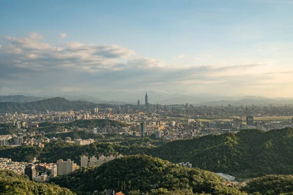 Taipei, Tayvan şehri gün batımında ufuk çizgisi.