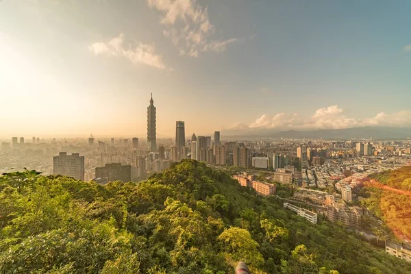 台北，台北市日落时分的天际线. — 图库照片