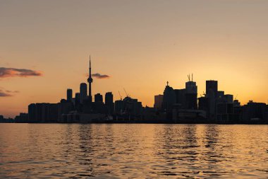 Toronto 'nun silueti alacakaranlıkta Polson İskelesinden görüldüğü gibi