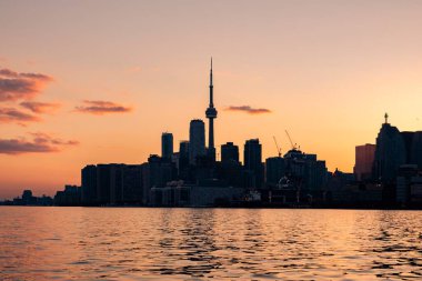 Toronto 'nun silueti alacakaranlıkta Polson İskelesinden görüldüğü gibi