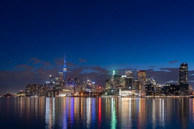 Toronto 'nun silueti alacakaranlıkta Polson İskelesinden görüldüğü gibi