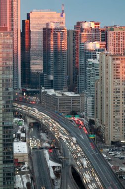 Toronto Kanada 'daki Gardiner otoyolunda gün batımında şehir trafiği