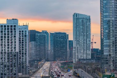 Gardiner otoyolu ve Toronto, Ontario, Kanada 'da yoğun trafik 