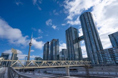 TORONONONONONTO, ONTARIO CANADA - 23 Ağustos 2021 Torontos Şehri Ontario Gölü yakınlarındaki apartman daireleri 