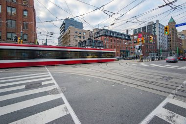 TORONTO, CANADA King Street West ve Spadina Avenue 'da yepyeni bir tramvay 