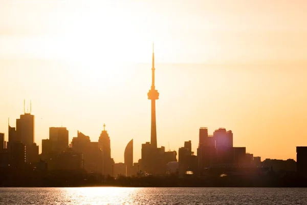 Toronto 'nun gökyüzü alacakaranlıkta Merkez Adası' ndan görüldüğü gibi — Stok fotoğraf