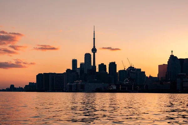 Toronto 'nun silueti alacakaranlıkta Polson İskelesinden görüldüğü gibi — Stok fotoğraf