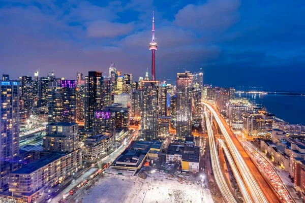 Toronto Kanada 'nın finans bölgesi alacakaranlıkta. — Stok fotoğraf
