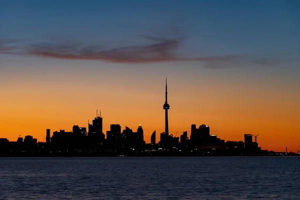 Toronto s skyline at dusk as seen from the west — Stock Photo, Image