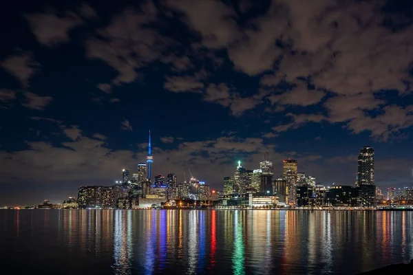 Toronto 'nun silueti alacakaranlıkta Polson İskelesinden görüldüğü gibi — Stok fotoğraf