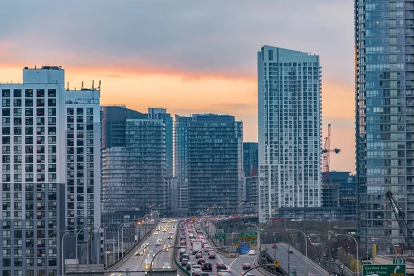 Gardiner motorvägen och dess upptagen trafik i Toronto, Ontario, Kanada — Stockfoto