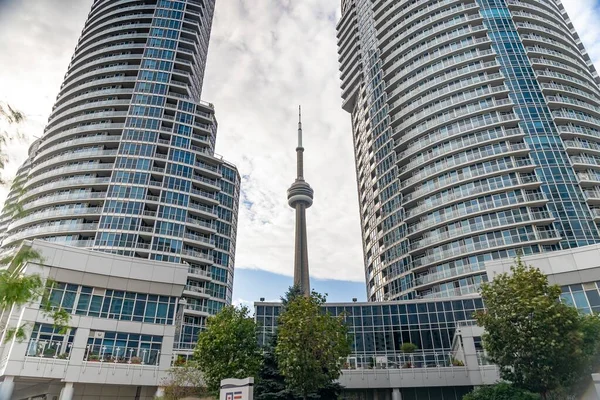 TORONTO, KANADA - 24. JUNI 2021: Der CN Tower zwischen Wolkenkratzern bei Sonnenuntergang — Stockfoto