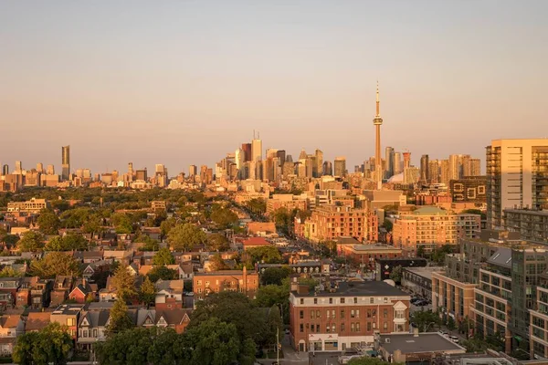 Toronto s skyline at dusk as seen from Centre Island — Stock Photo, Image