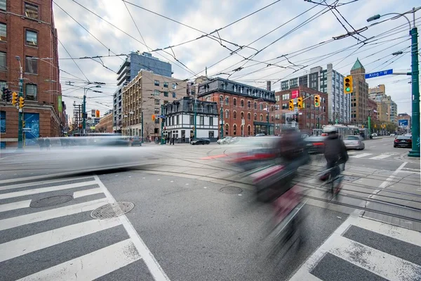 TORONTO, KANADA rowerzyści na King Street West i Spadina Avenue — Zdjęcie stockowe